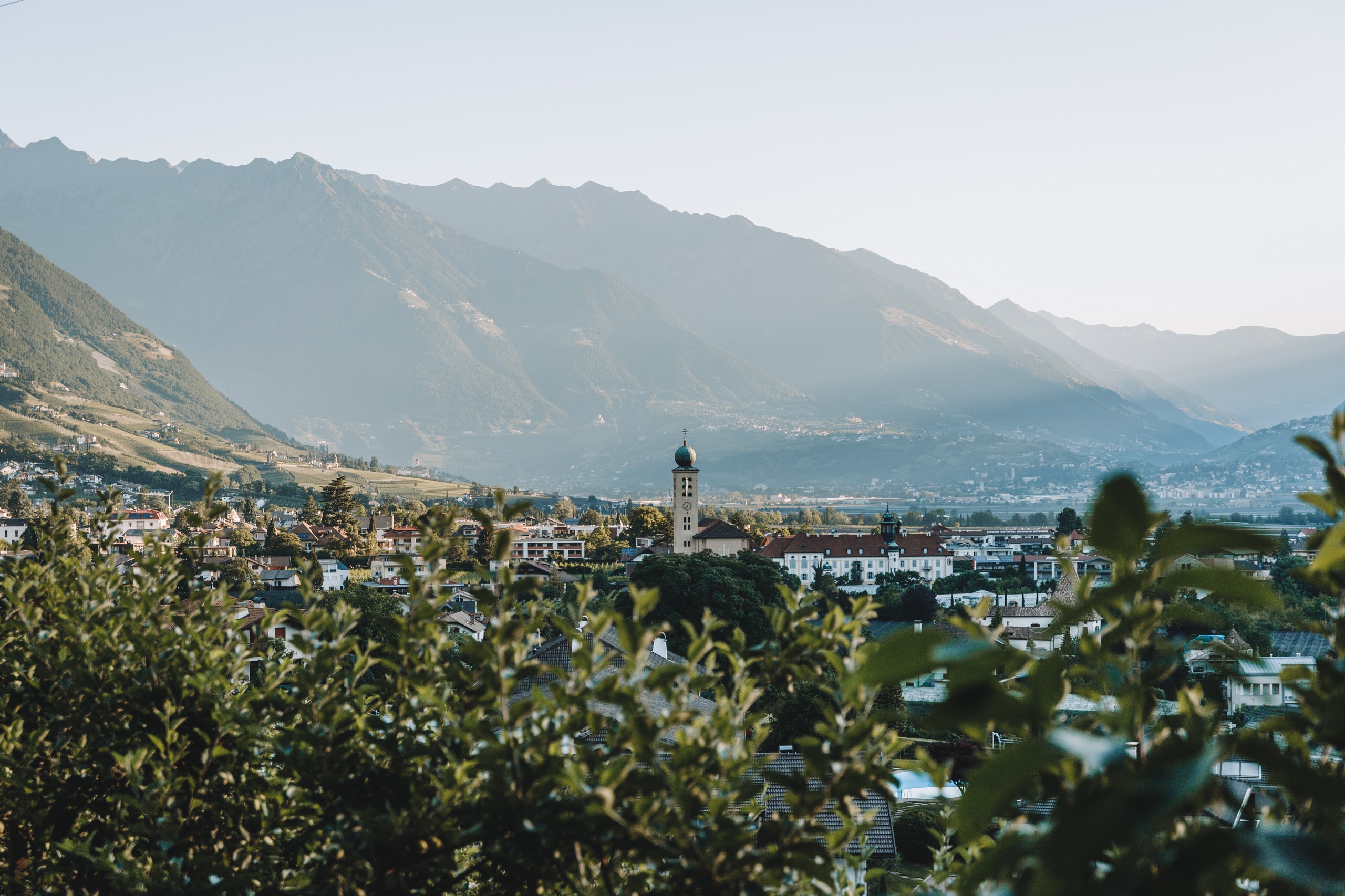 Vista sul paese di Lana con la chiesa parrocchiale e i campi sullo sfondo