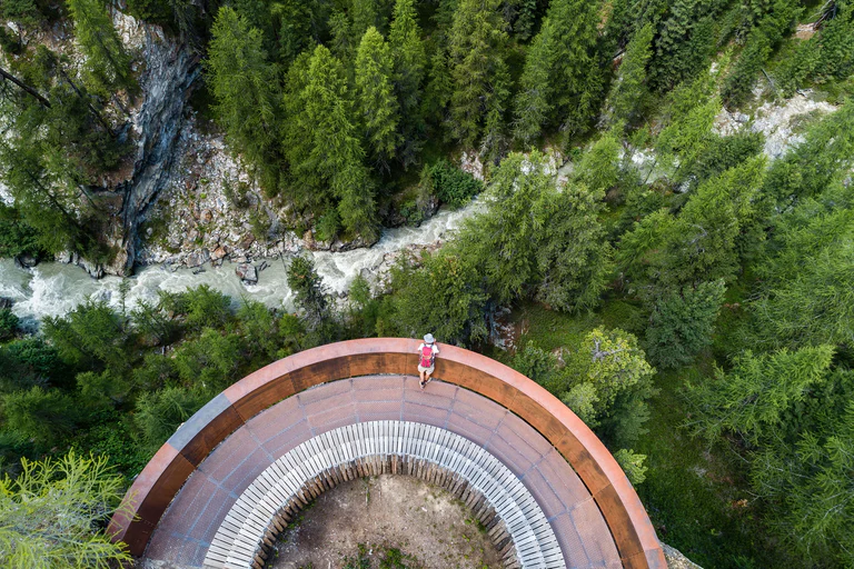 Una persona osserva il paesaggio montano da un punto panoramico in Val Martello