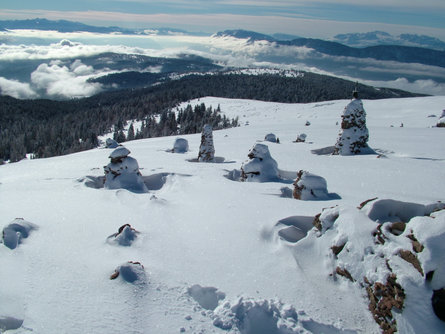 De glinsterende sneeuw bedekt de steenmannetjes 'Stoanerne Mandln', stenen figuren in het dal Sarntal.
