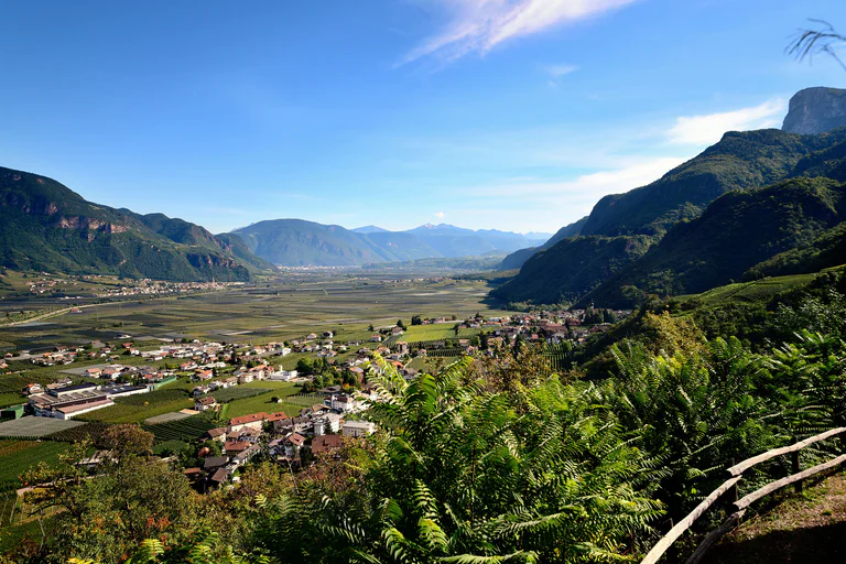 Vista panoramica su Nalles e l'intera vallata