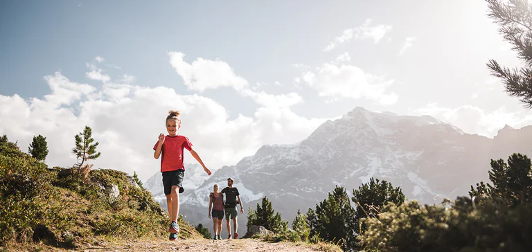 Una famiglia passeggia su un sentiero di montagna intorno all'Ortles