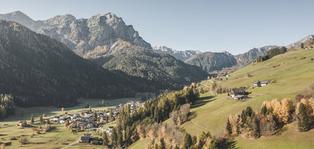 Vista sulla Valle di Braies contornata da verdi prati, boschi e monti