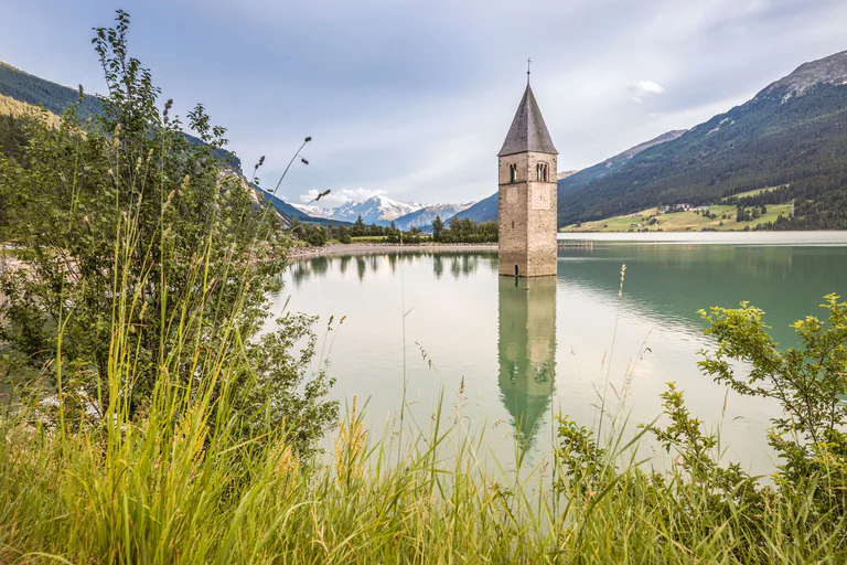 Vista del campanile nel Lago di Resia in una giornata estiva