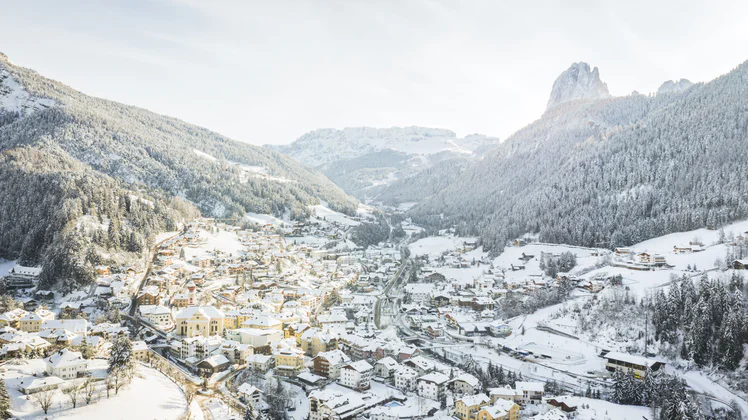 Vista sul Paese di Ortisei e sullo sfondo il Gruppo del Cir e il massiccio del Sella
