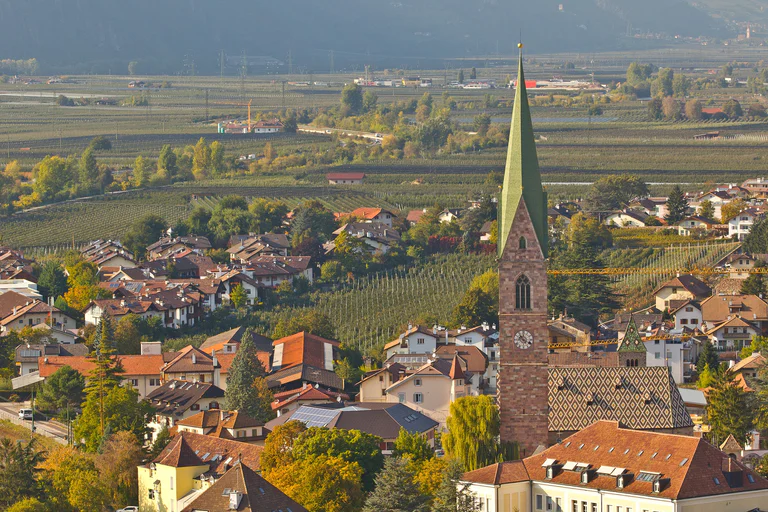 Vista aerea sui vigneti che circondano Terlano e il campanile del paese in secondo piano