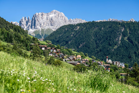 Vista sul paese di Tires al Catinaccio con l'omonimo massiccio del Catinaccio sullo sfondo