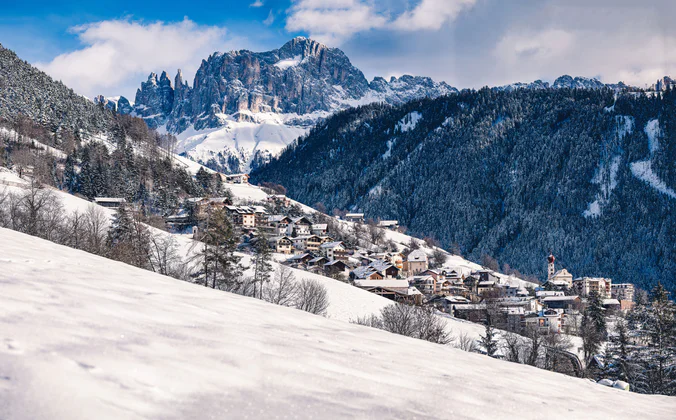 Vista sul paese di Tires al Catinaccio con l'omonimo massiccio del Catinaccio sullo sfondo