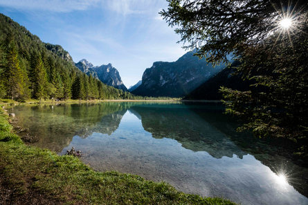 Vista sul lago di Dobbiaco dalle acque color smeraldo 