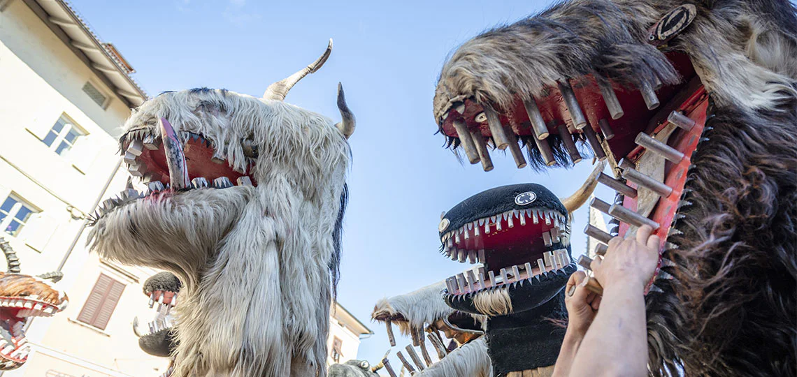Calice di vino bianco con il logo di Termeno in primo piano