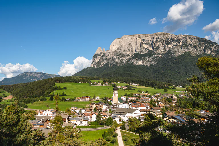 Panorama con il paese di Fiè allo Sciliar in primo piano e lo Sciliar sullo sfondo