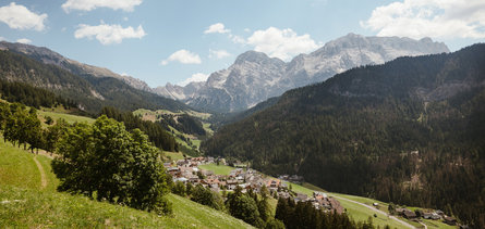 View on the village of a Val/La Valle and the Sass dla Crusc in the background.