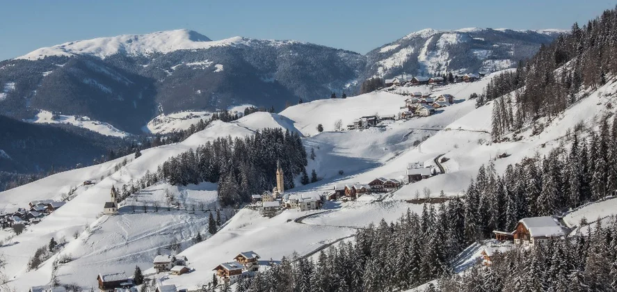 Vista sul paese di La Valle con il Sassso di Santa Croce sullo sfondo