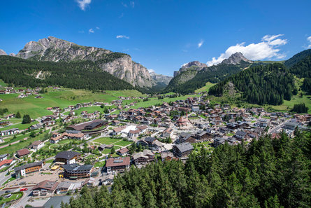 Vista sul paese di Selva Gardena, sullo sfondo il monte Stevia, la Vallunga e il gruppo del Cir