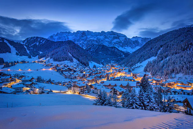 Vista sul paese di Selva Gardena, sullo sfondo il monte Stevia, la Vallunga e il gruppo del Cir