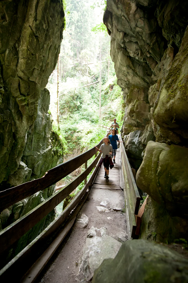 Una famiglia percorre un sentiero all'inizio di una grotta