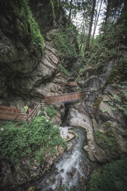 Deux personnes sur le site naturel des gorges de Gilfenklamm