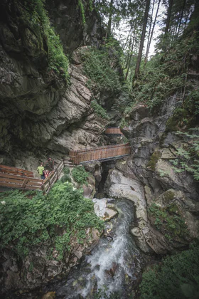 Zwei Personen am Naturdenkmal Gilfenklamm