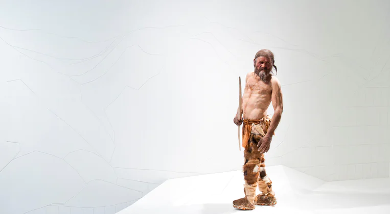 Installazione museale di una ricostruzione di Ötzi