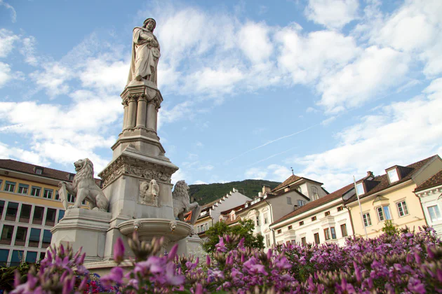 .Das Erkennungsdenkmal des Bozner Platzes für den großen Dichter Walther von der Vogelweide wurde 1889 errichtet.