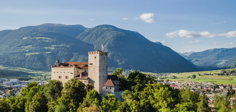 Vista del centro storico di Brunico con alte montagne sullo sfondo