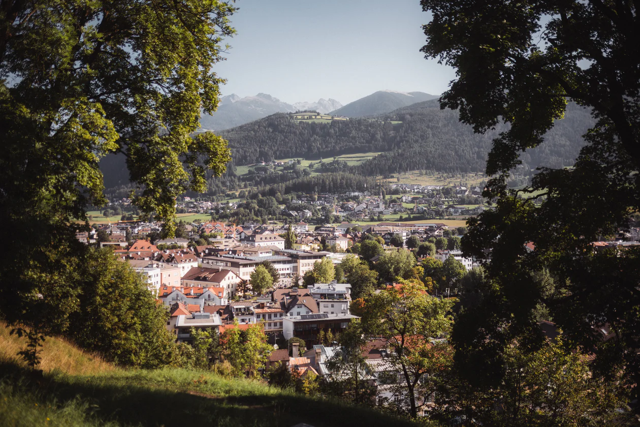 Vista del centro storico di Brunico con alte montagne sullo sfondo