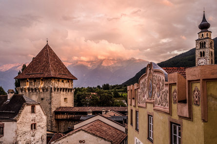 Vista sull'architettura medievale del centro storico di Glorenza con il campanile che svetta sulla destra