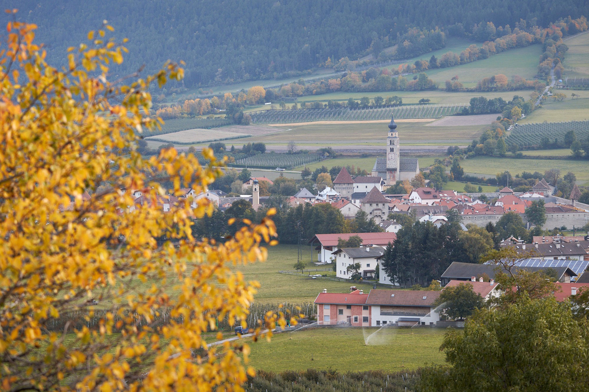 Vista sull'architettura medievale del centro storico di Glorenza con il campanile che svetta sulla destra