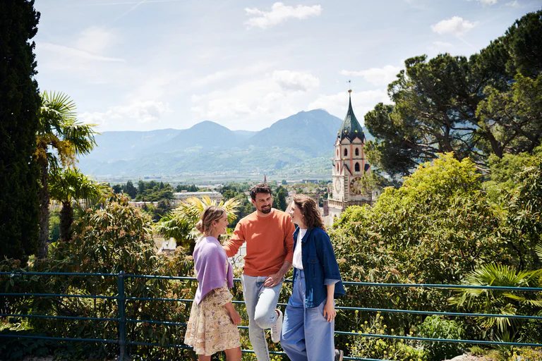 Vista su Merano con tre persone in primo piano