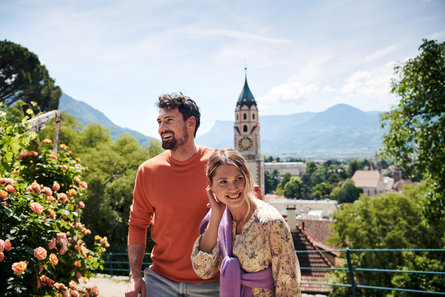 Una donna e un uomo visitano Merano e i suoi dintorni