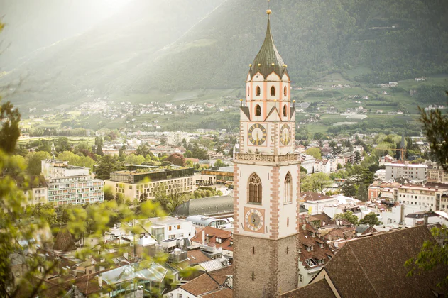 Blick auf den Turm der Pfarrkirche Meran