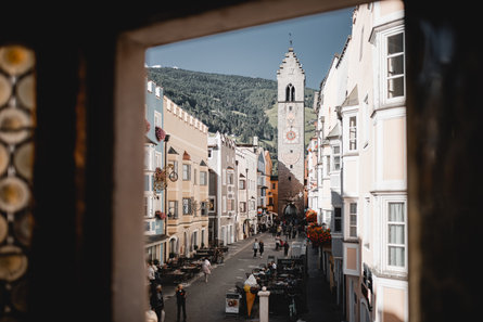 Vista della strada principale del centro di Vipiteno con Torre delle Dodici