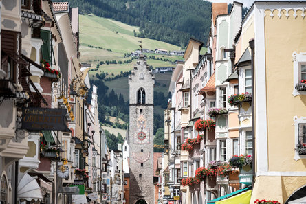 Vista su una via del centro storico di Vipiteno con la Torre delle Dodici al centro della foto