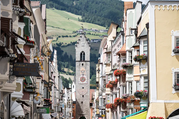 Vista dalla via principale del borgo di Vipiteno con le sue facciate merlate e bovindi, in fondo al centro la Torre delle Dodici