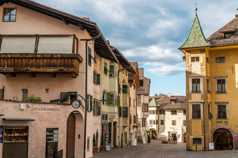 Foto del Lago di Caldaro da un piccolo molo in legno