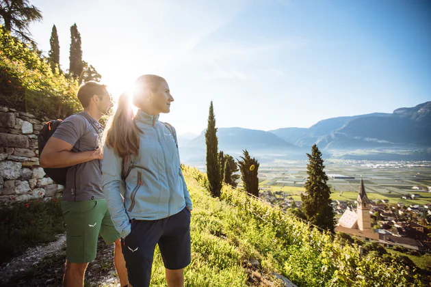 Two people look into a valley in summer