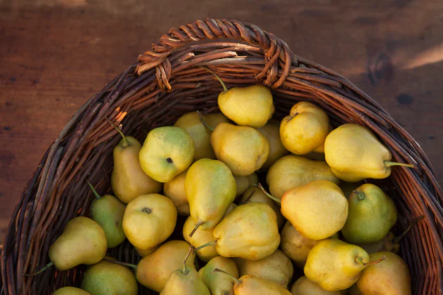 Un cesto con le tipiche pere Pala della Val Venosta