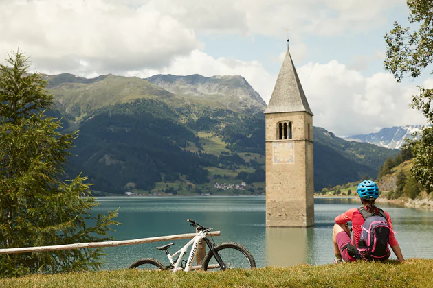 Der Reschensee im Vinschau im Sommer