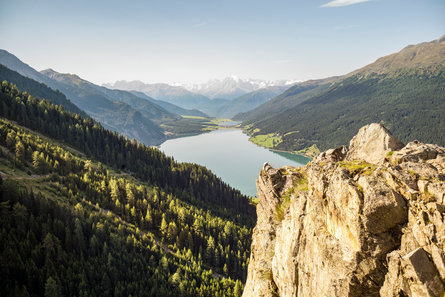 Le lac Reschensee dans le Vinschgau en été