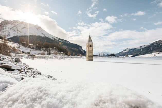 Il lago di Resia con il campanile sommerso