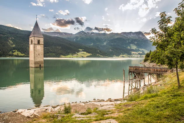 Lato nad jeziorem Reschensee w Vinschgau