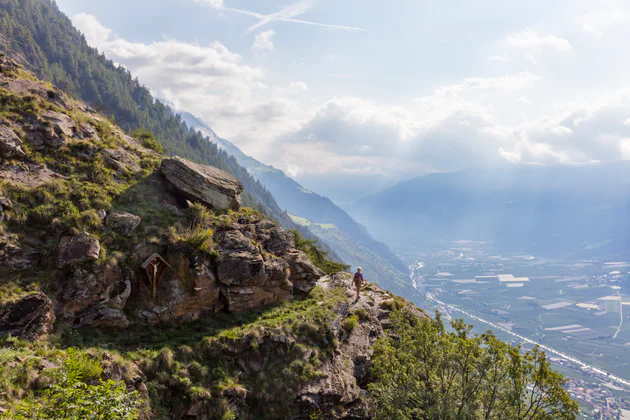 Osoba wędruje wysokogórskim szlakiem Vinschger Höhenweg