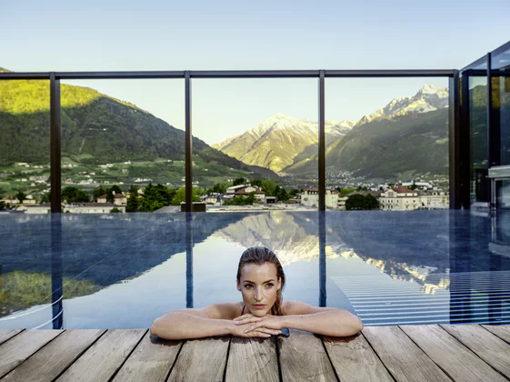 Eine Frau entspannt im Pool