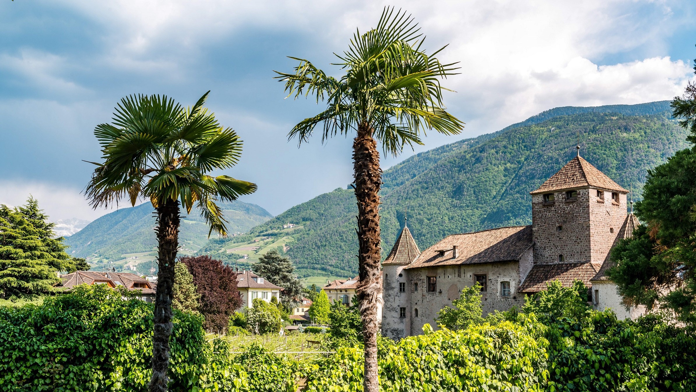 Castel Mareccio con un cielo nuvoloso sullo sfondo