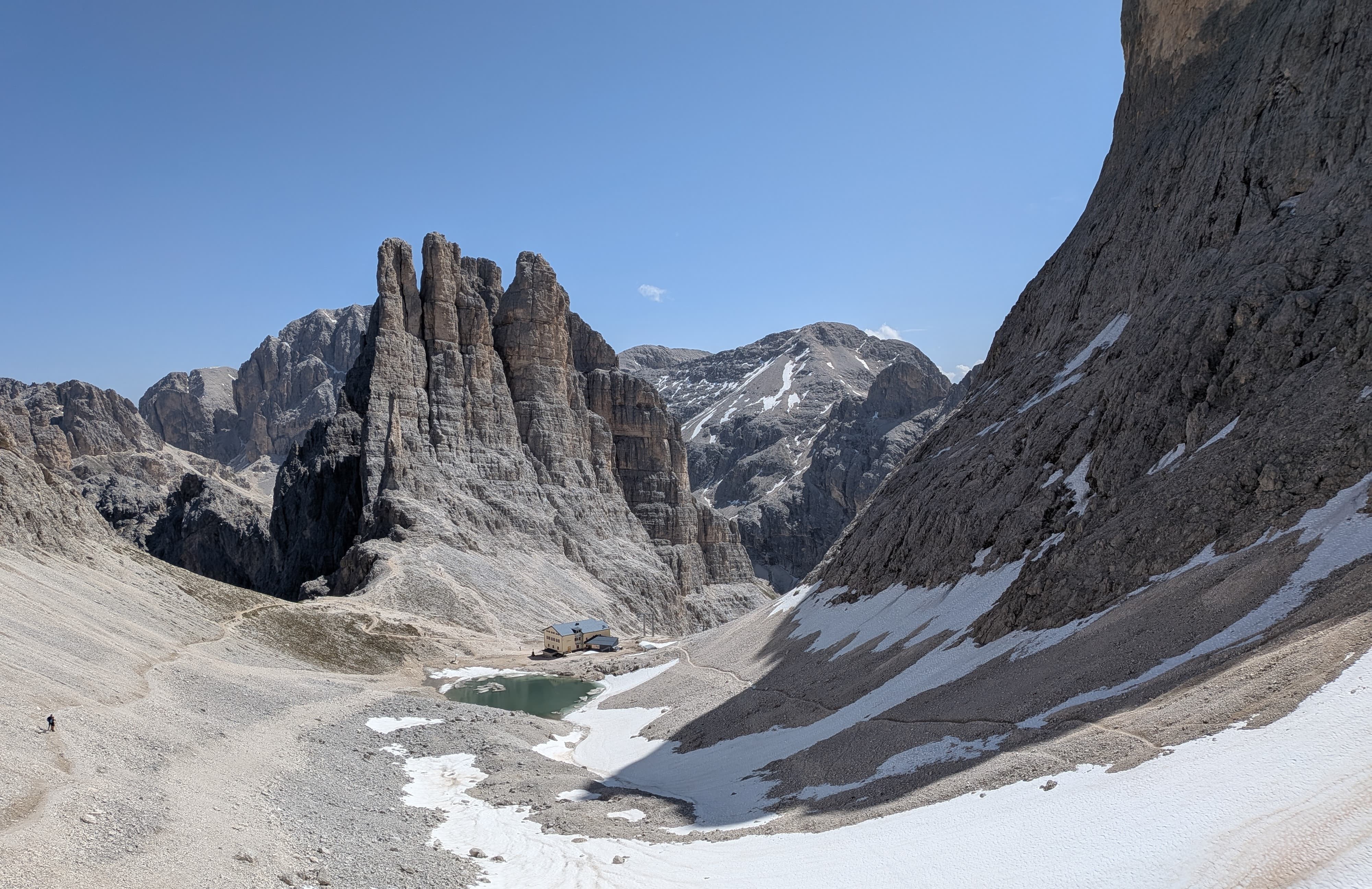 Vista panoramica sulle Torri del Vajolet e sul Rifugio Re Alberto 1
