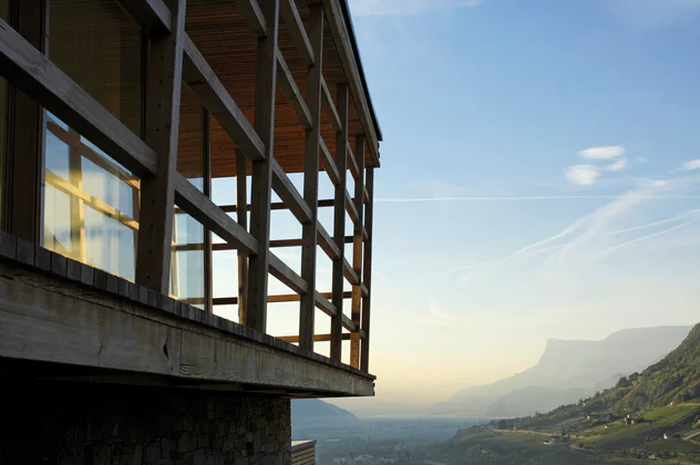 Seitenansicht eines modernen Südtiroler Hotels.