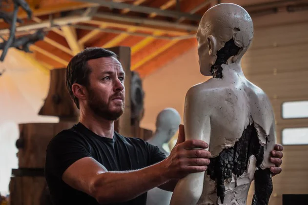 Le sculpteur Aron Demetz