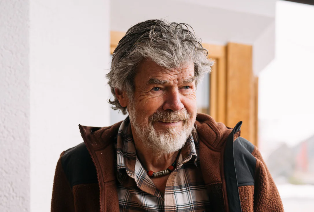 Horolezec, zakladatel muzea a autor Reinhold Messner gestikuluje při rozhovoru.