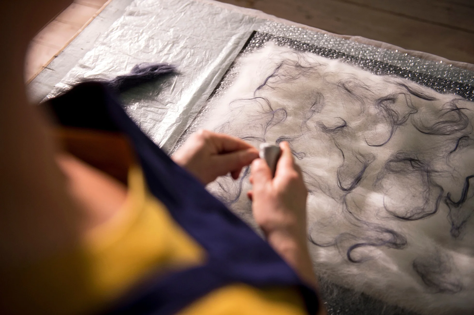The hands of Waltraud Schwienbacher felting wool.