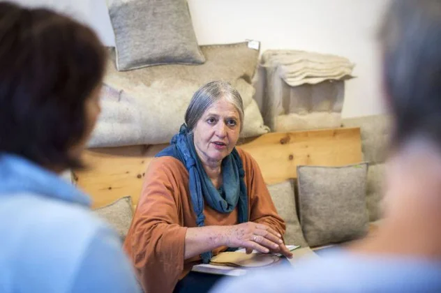 Waltraud Schwienbacher uit het dal Ultental tijdens een van haar workshops voor de sociale coöperatie "Levenswaardig Ulten".