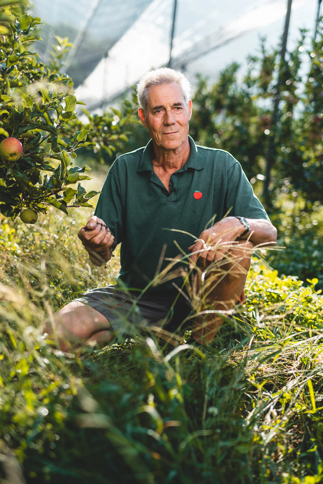 Apfelbauer Siegfried Schnitzeri prüft die Erde in seiner Apfelanlage